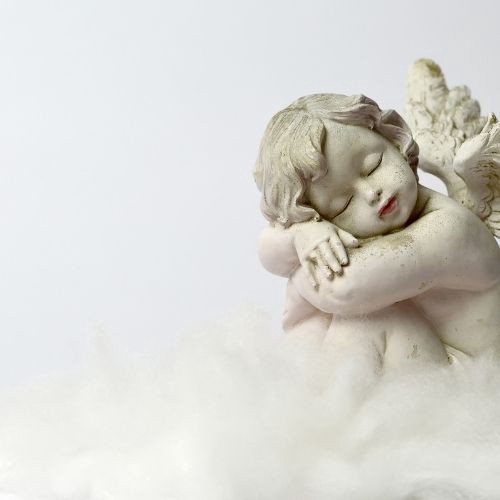 Estatua de um anjo dormindo.